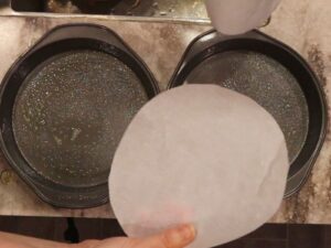 lining cake baking pans with parchment paper circles