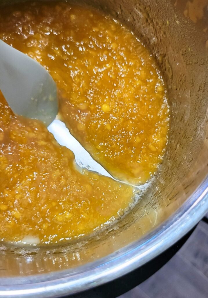 showing thickened jam with the spoon trial test
